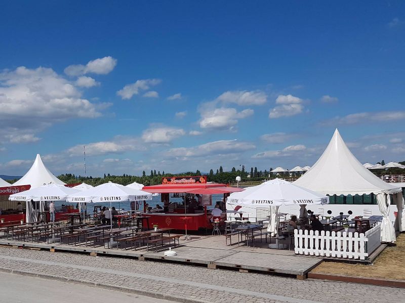 Biergarten auf der Mainzer Johannisnacht