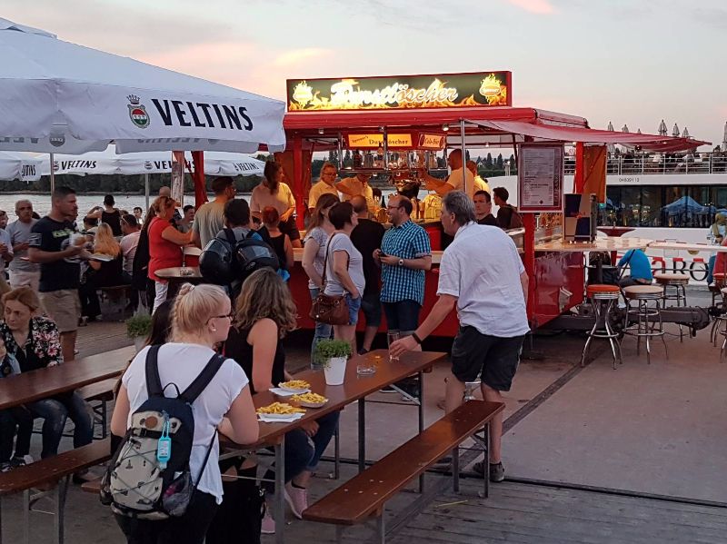 gefüllter Biergarten am Rhein